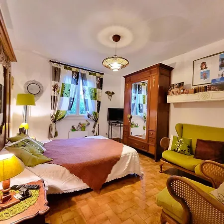 Holiday home Les Volets Bleus Clarensac