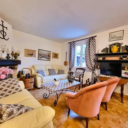 Les Volets Bleus Holiday home *